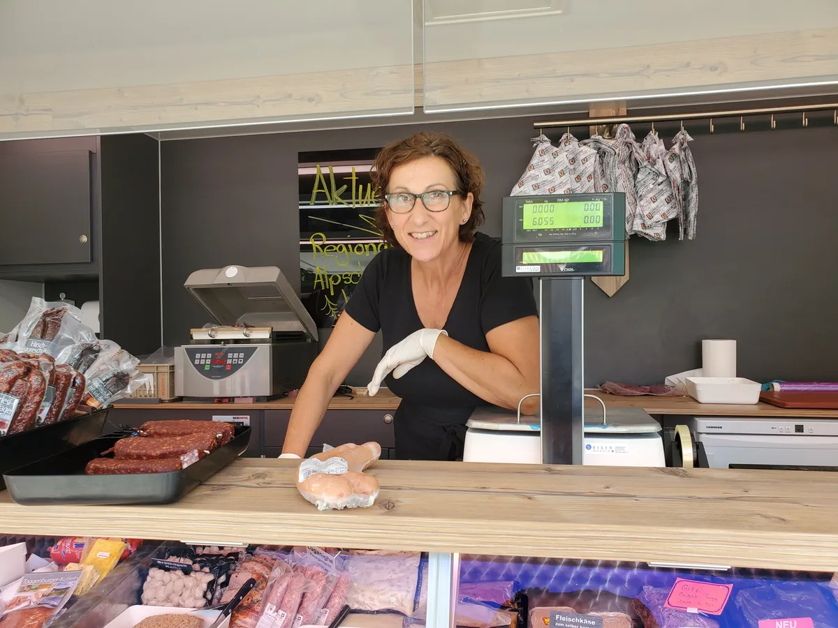 Eine Frau in einem Wurststand.
